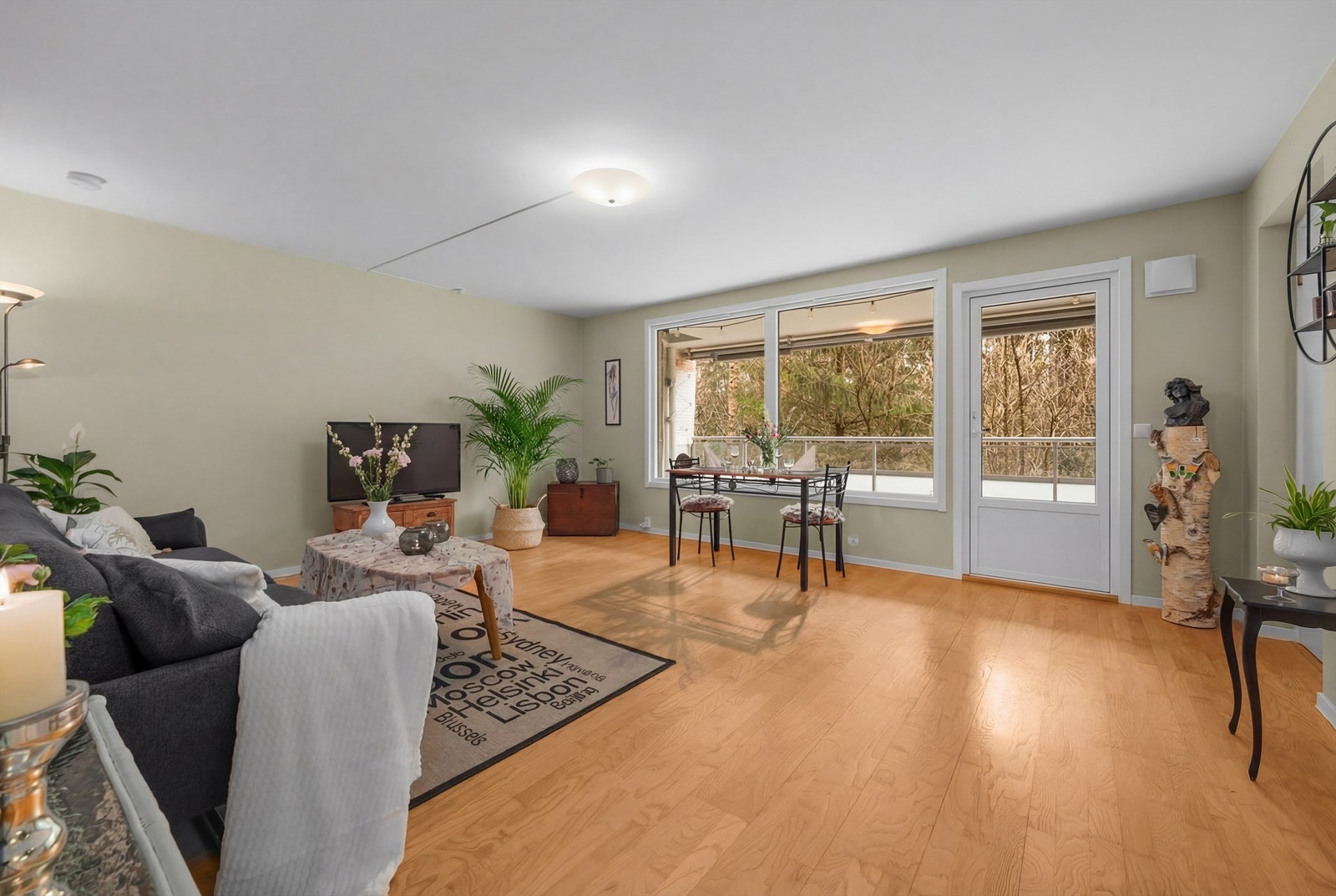 Fra stuen er det direkte utgang til balkongen via en balkongdør som også ble skiftet i 2013. Galleribilde