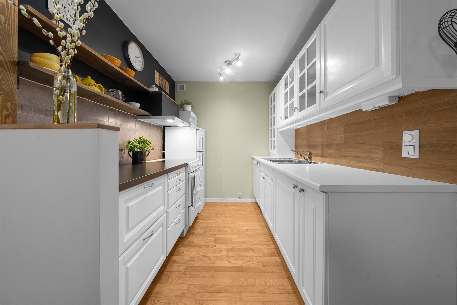 Kjøkkenet har en eldre, malt innredning med profilerte fronter og laminat benkeplate. Galleribilde