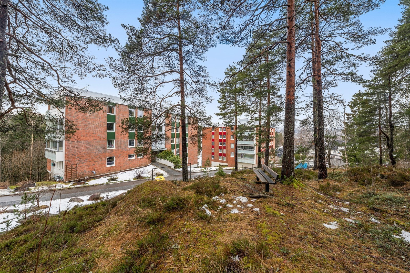 Eiendommen har en flott beliggenhet med umiddelbar nærhet til marka og flotte turmuligheter. Galleribilde