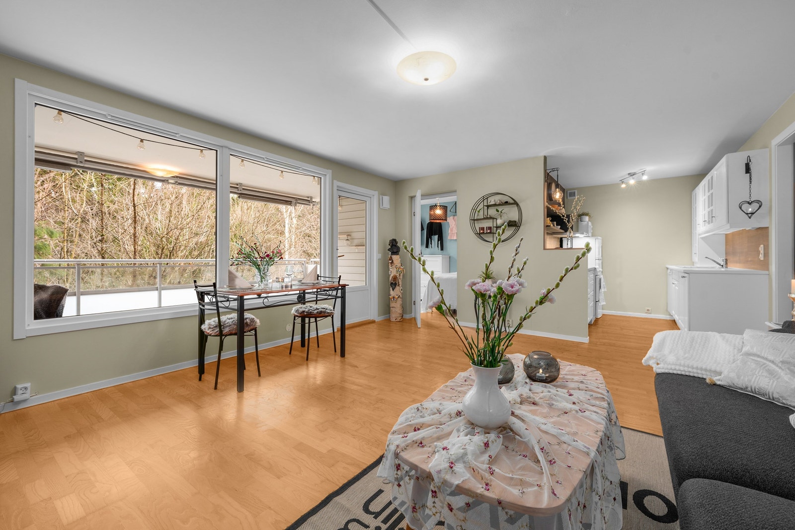 En lys og romslig 2-roms leilighet med en stor, usjenert balkong. Galleribilde