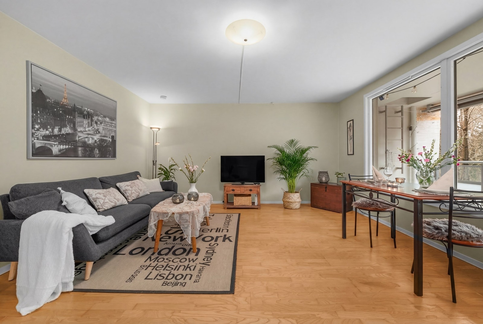 Alle vinduer i leiligheten er fra 2013 Galleribilde