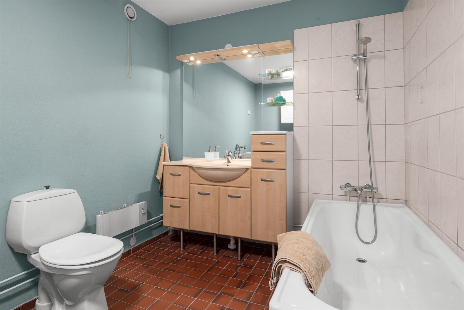 Innredning med nedfelt servant og speil med belysning. Varmtvann er inkludert i fellesutgiftene. Galleribilde