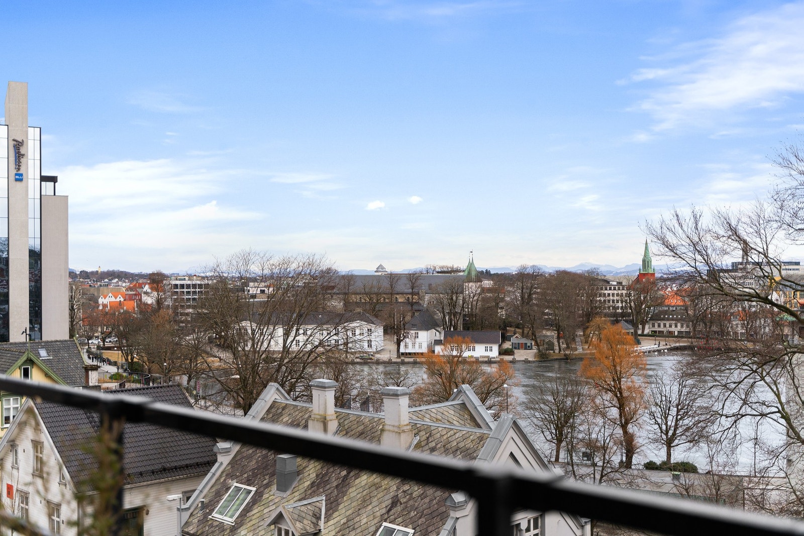 Leiligheten kan by på flott utsikt mot sentrum og Breiavatnet, med Ryfylkeheiane i det fjerne. Galleribilde