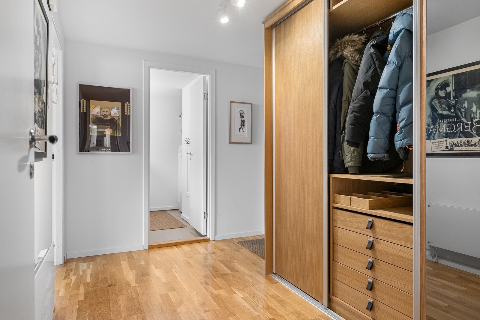 Flott skyvedørsgarderobe fra Hjertviksten Treindustri. Galleribilde