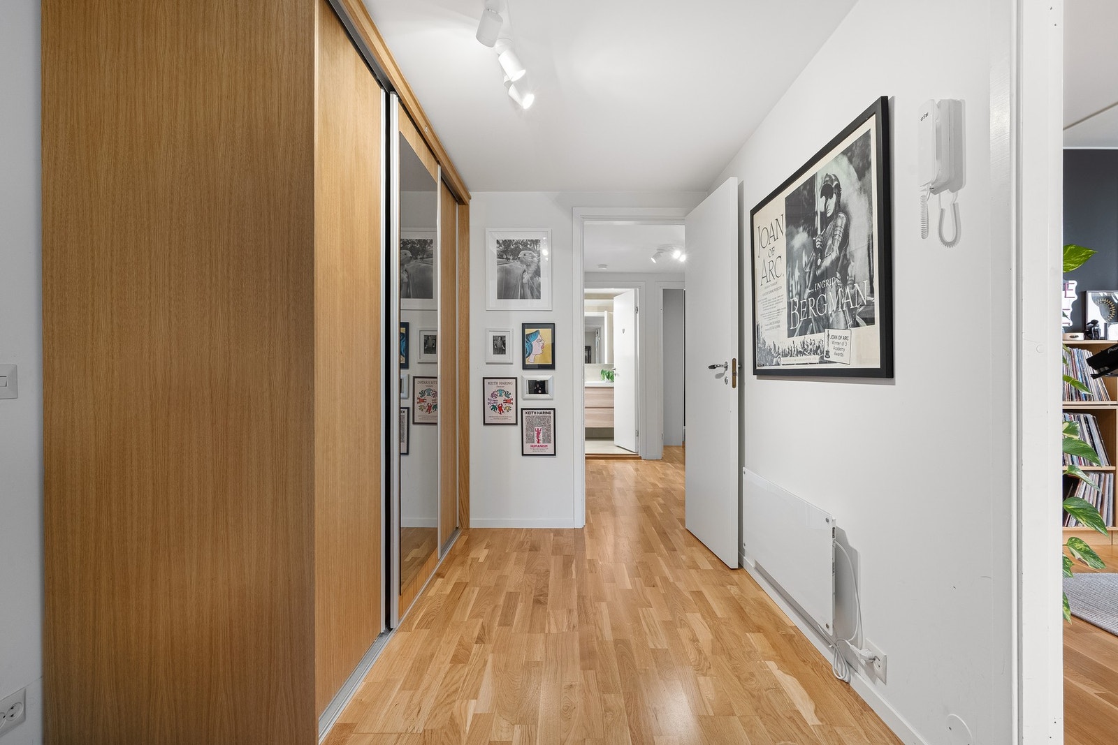 Romslig entré med god garderobeplass. Galleribilde