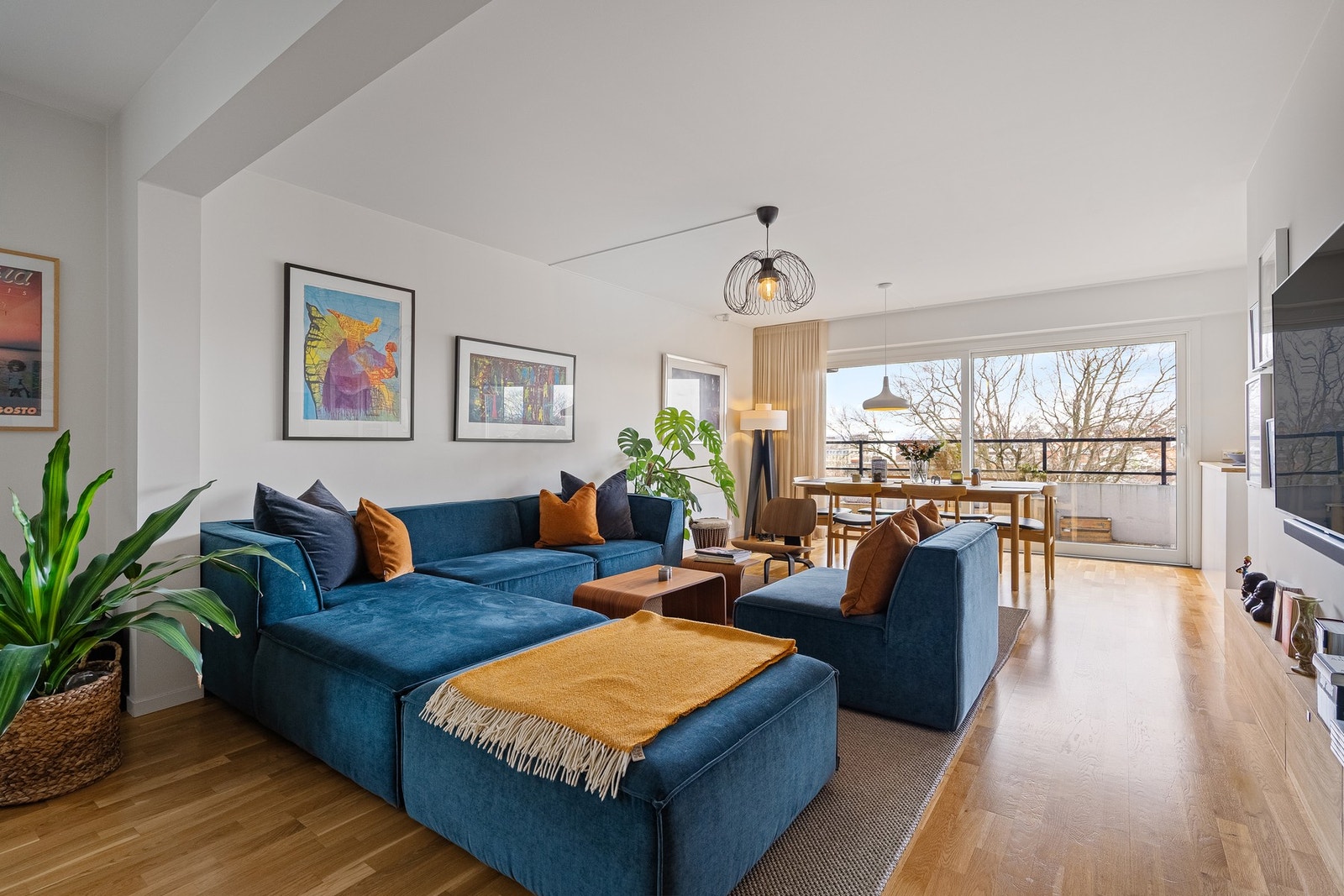 Stor stue med herlig romfølelse og flere møbleringsmuligheter. Galleribilde