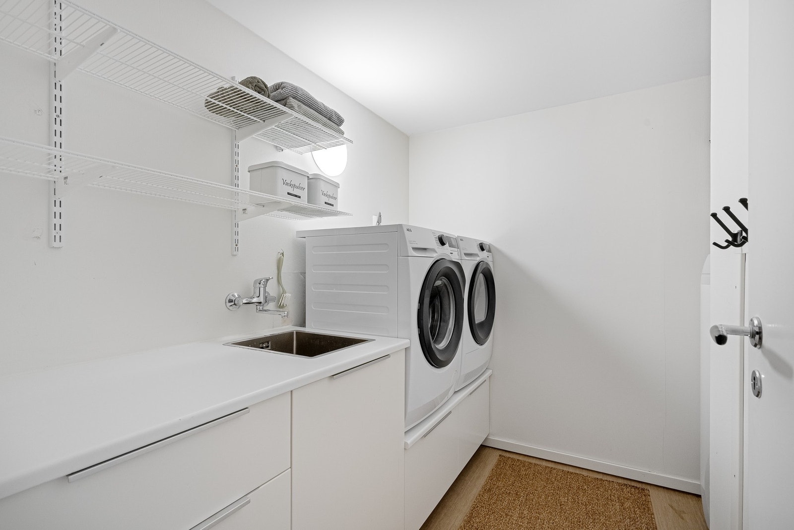 Praktisk vaskerom med innredning fra 2018. Galleribilde