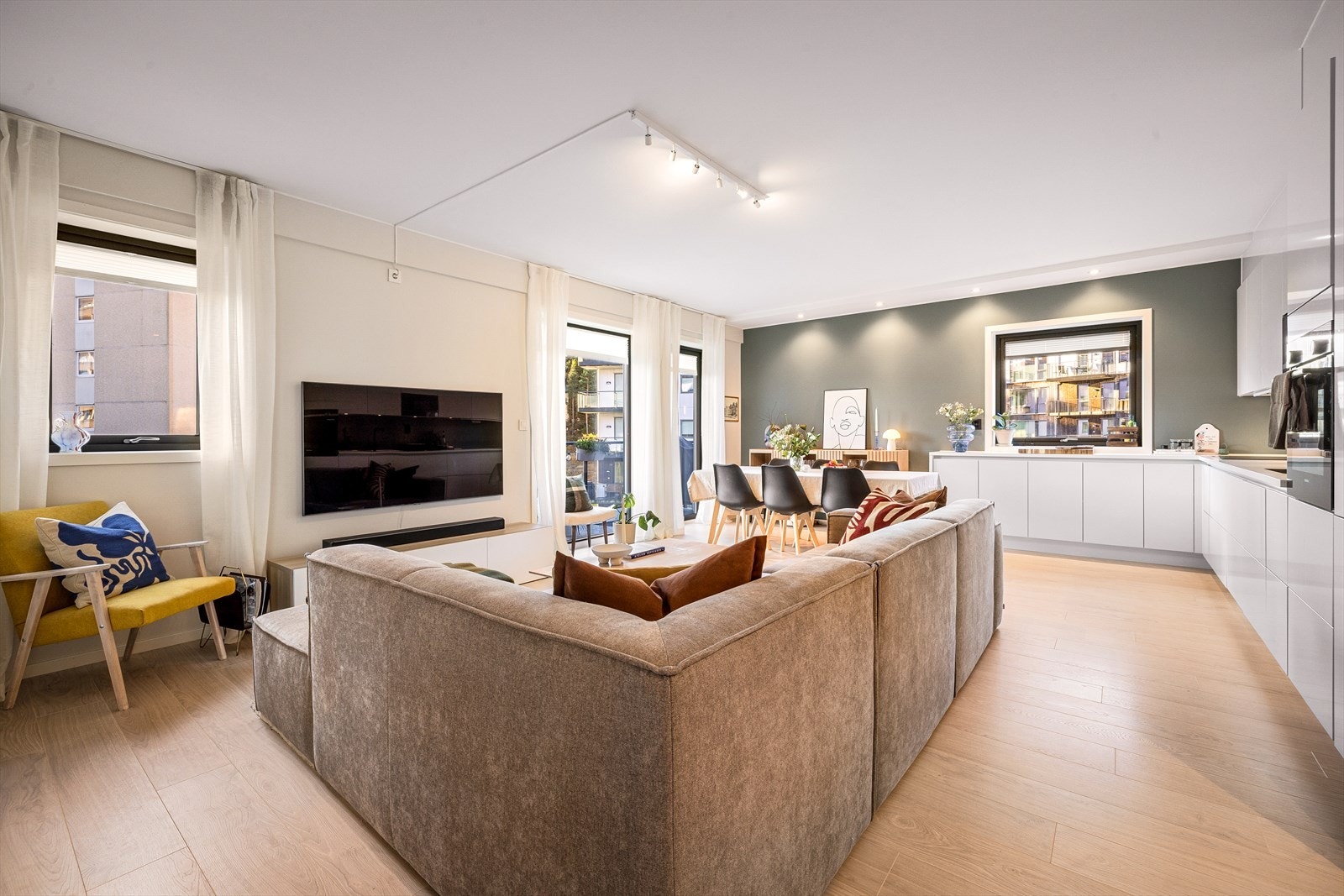 Rommet kan enkelt innredes med både sofa-og spisegruppe. Galleribilde