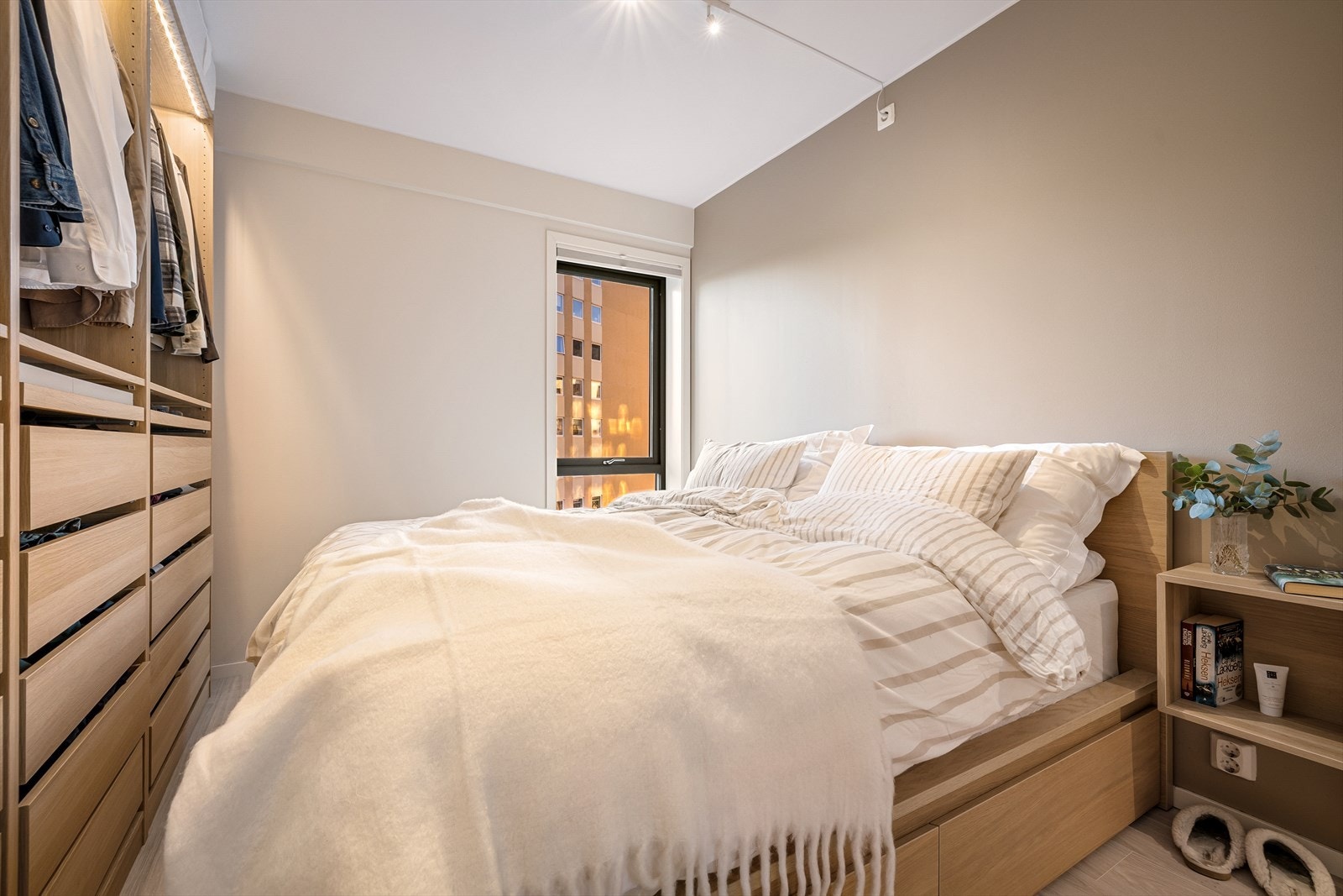 Leiligheten har to soverom av god størrelse med plass til seng, garderobe, nattbord og annen ønsket innredning. Galleribilde