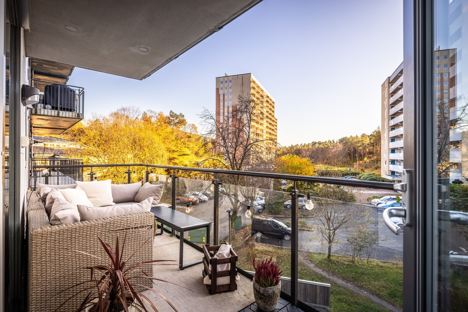 Boligen ligger pent til i byggets 3.etasje i et nyere bygg fra 2019 med god standard. Galleribilde