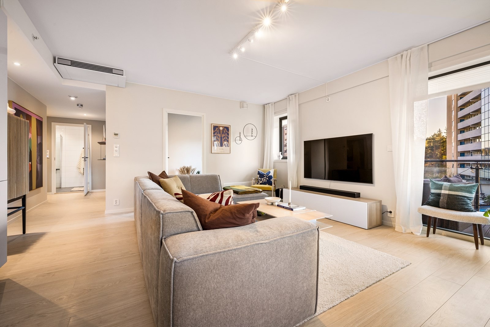 Romslig stue med lyse overflater og balansert ventilasjon. Galleribilde