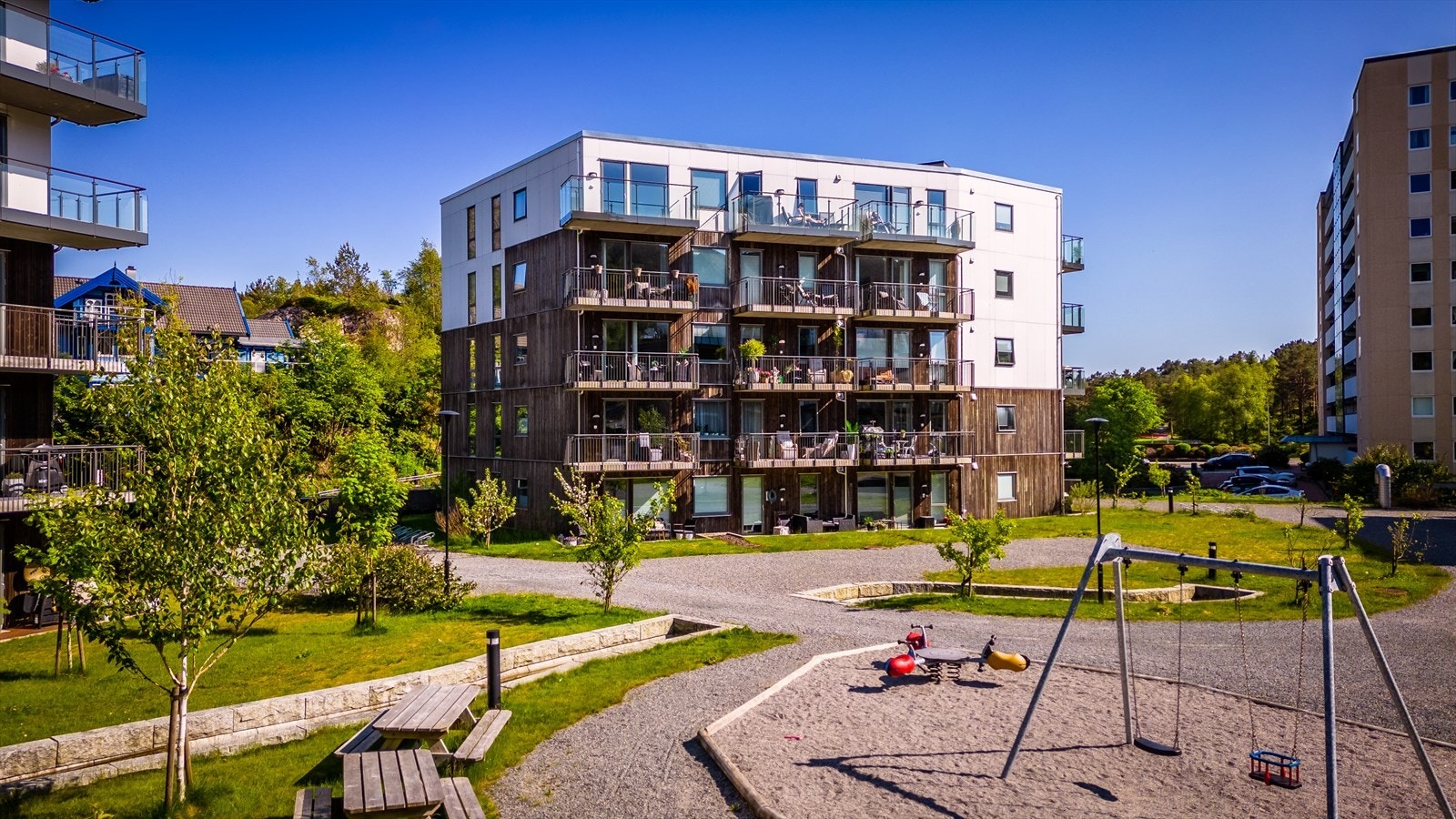 100 meter fra ytterdøren ligger nærmeste busstopp "Vestlund" med linje 18 som både tar deg til sentrum og Oasen terminal på under 10 minutt. Galleribilde