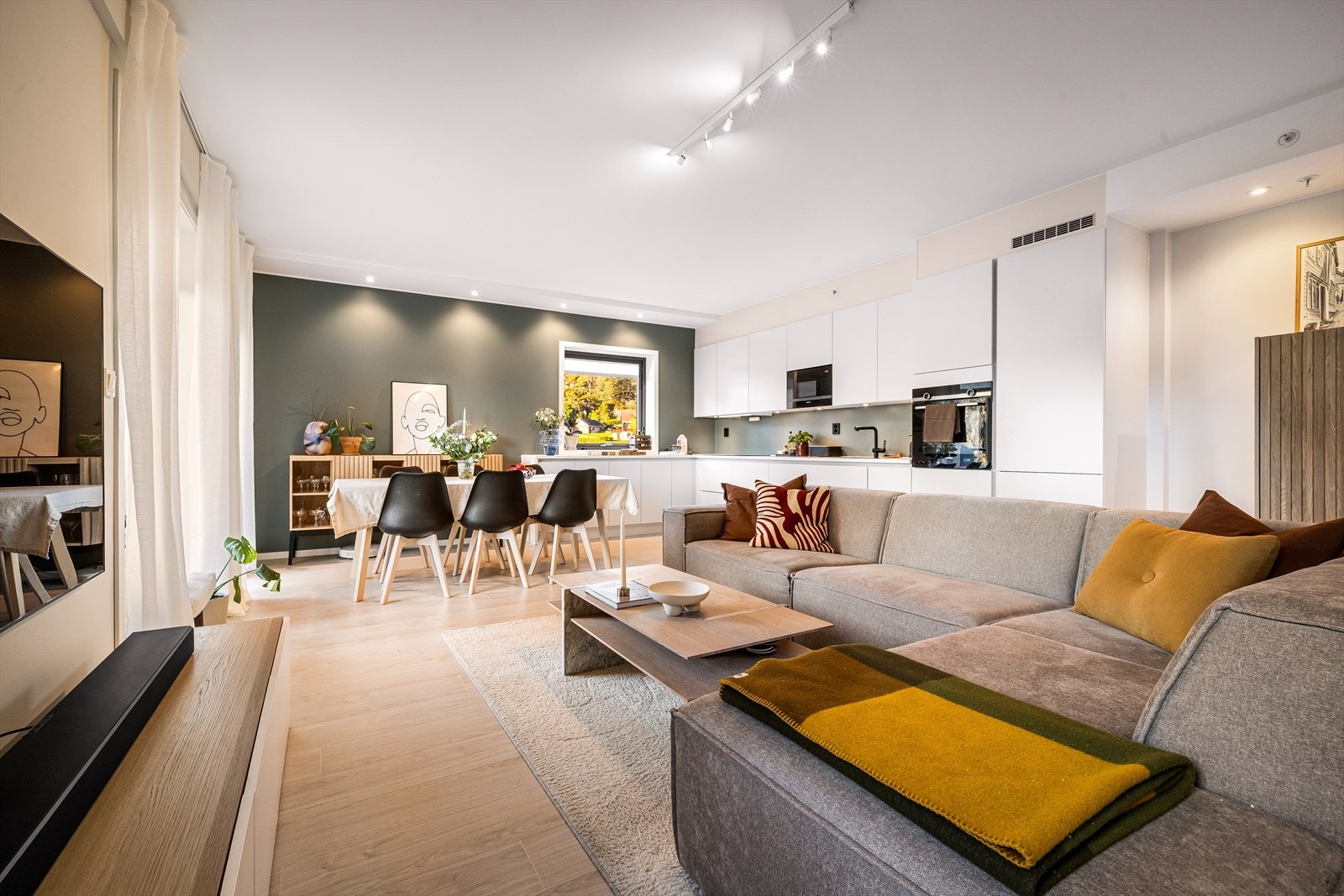 Åpen stue/kjøkken gir rommet en luftig og sosial atmosfære. Galleribilde