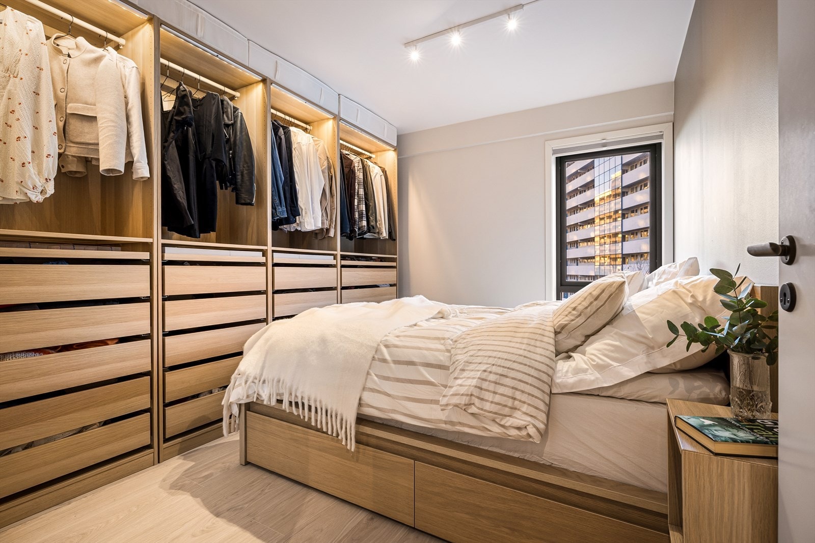 Hovedsoverommet har en romslig garderobeløsning som medfølger handelen. Galleribilde