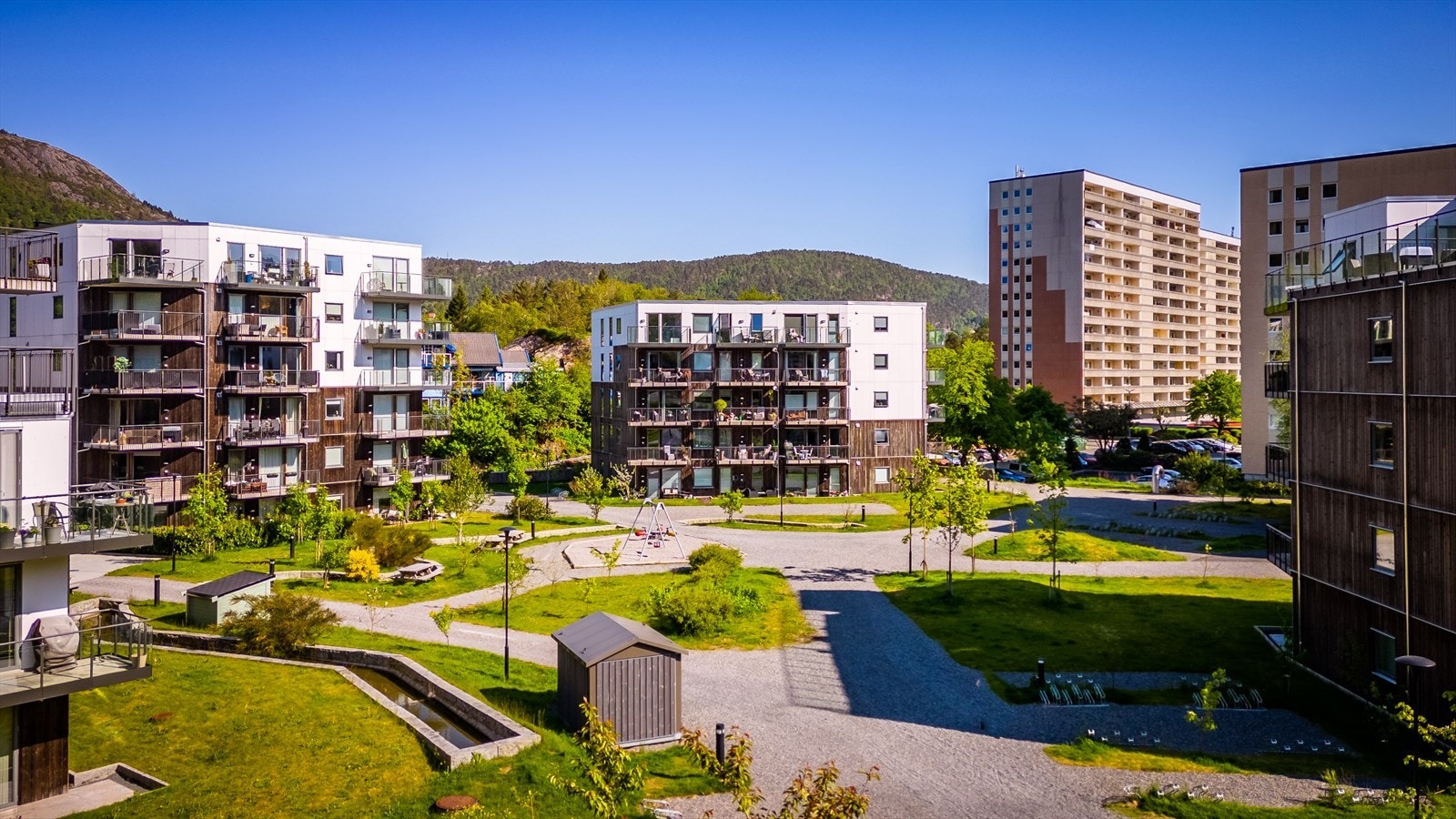 Dagligvarehandelen gjennomføres enkelt hos Coop Extra Løvås eller Spar Sikthaugen med kort gangavstand til disse. Galleribilde
