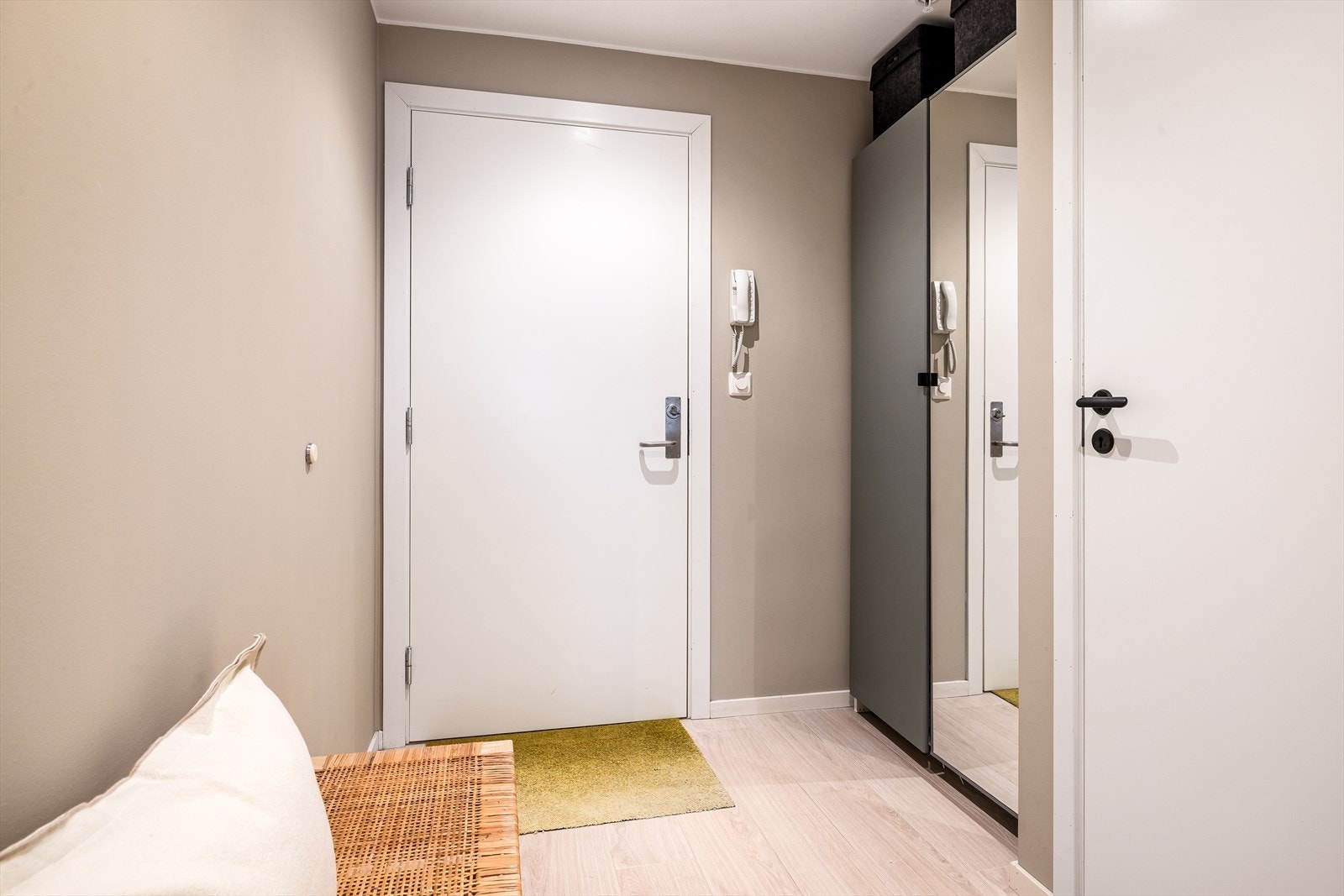 Entré med plass til oppbevaring av sko og yttertøy samt dørtelefon for betjening av ytterdøren. Galleribilde