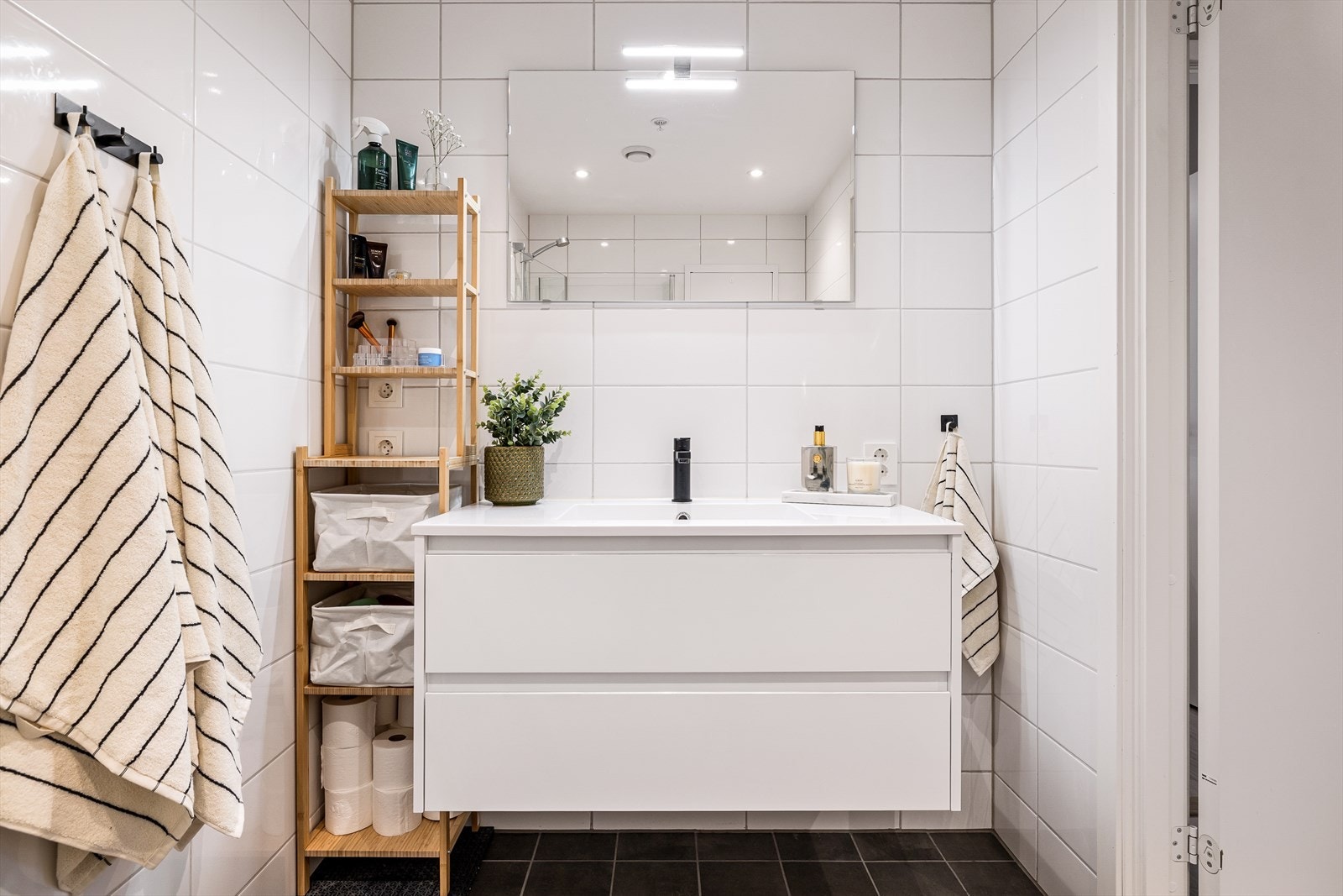 I bakkant av badet er det en bod som eier fikk laget til som et godkjent vaskerom før de flyttet inn. Galleribilde