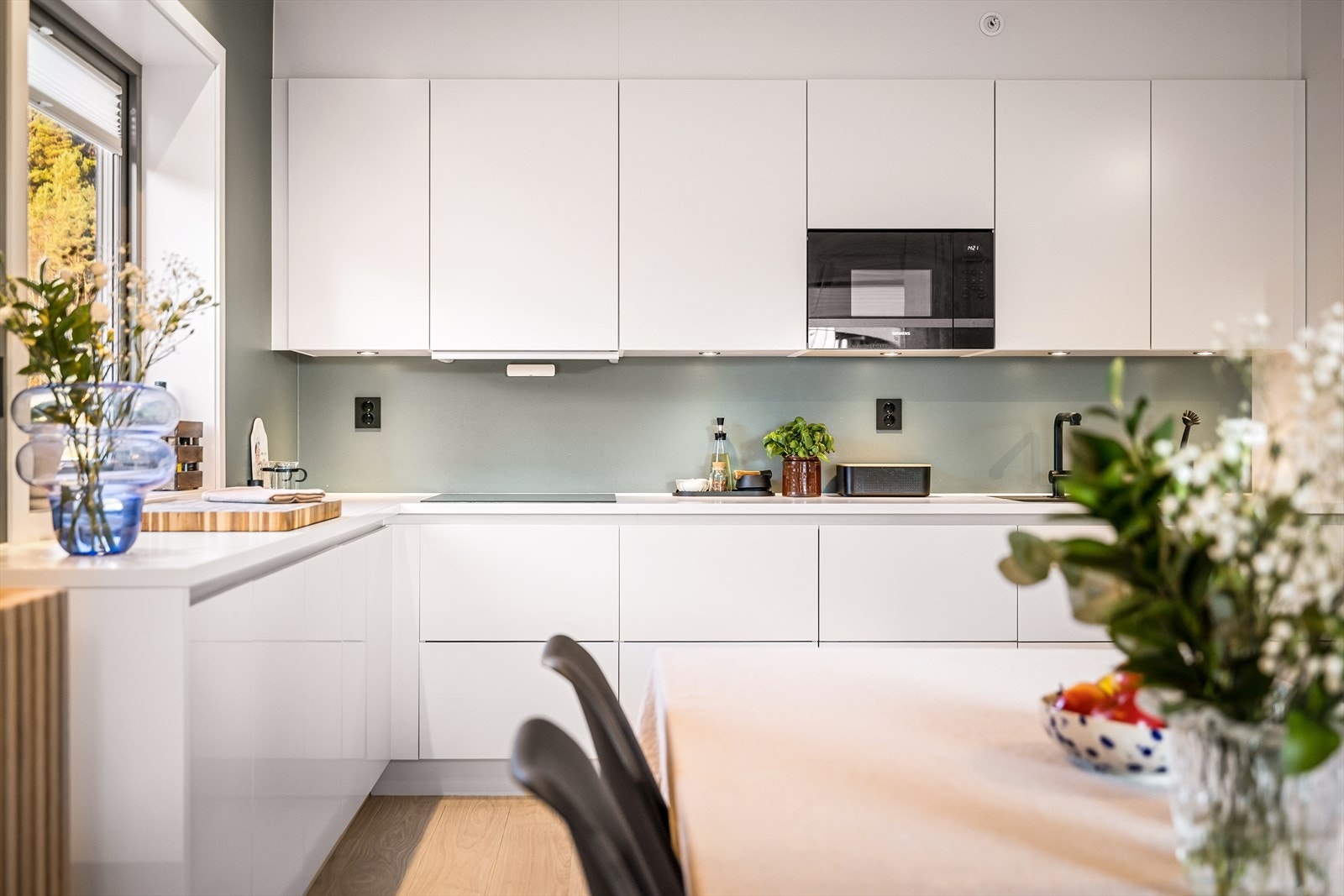 Kjøkkenet har godt med skap-og benkeplass samt praktiske strømuttak over benk. Galleribilde