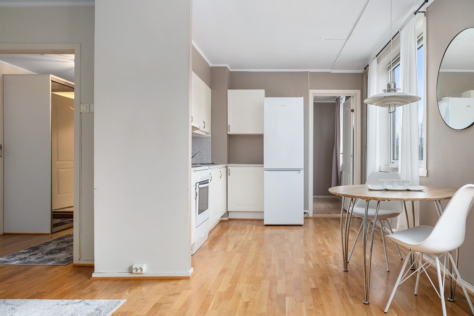 Kjøkkenet er utrustet med komfyr og kjøl-/fryseskap som medfølger i handelen. Galleribilde