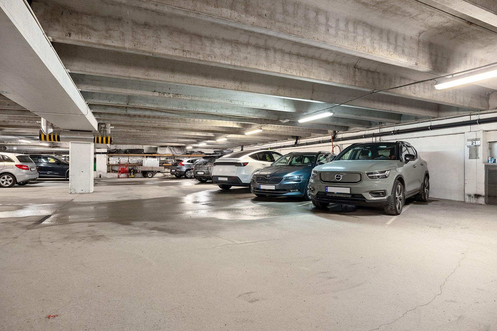 Med leiligheten følger egen parkeringsplass i felles parkeringskjeller. Det er forbered for elbillading (kjøper må bekoste elbillader selv etter nærmere avtale med sameie). Galleribilde