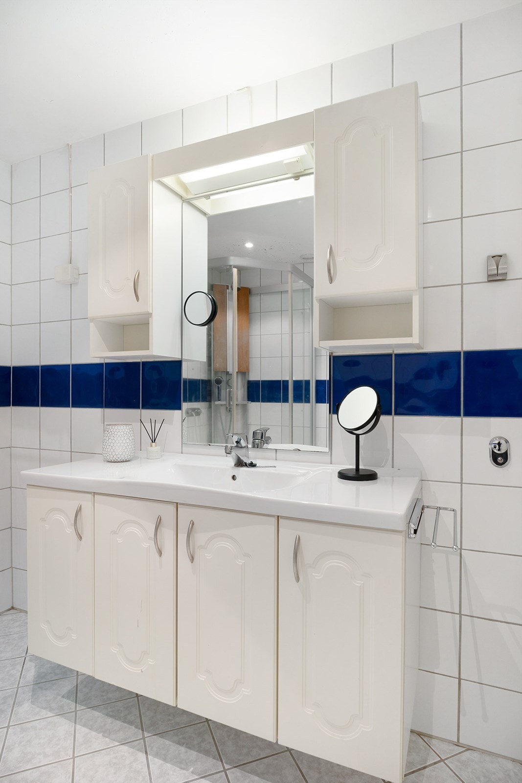 Badet er romslig, og har opplegg til vaskemaskin samt gulvvarme. Galleribilde