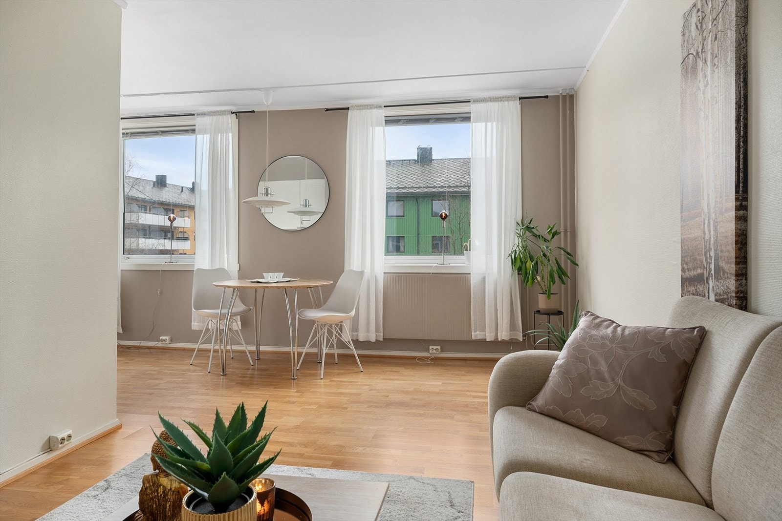 Fra stuevindu kan du nyte en hyggelig utsikt ned mot den flotte Nordlandsparken. Galleribilde