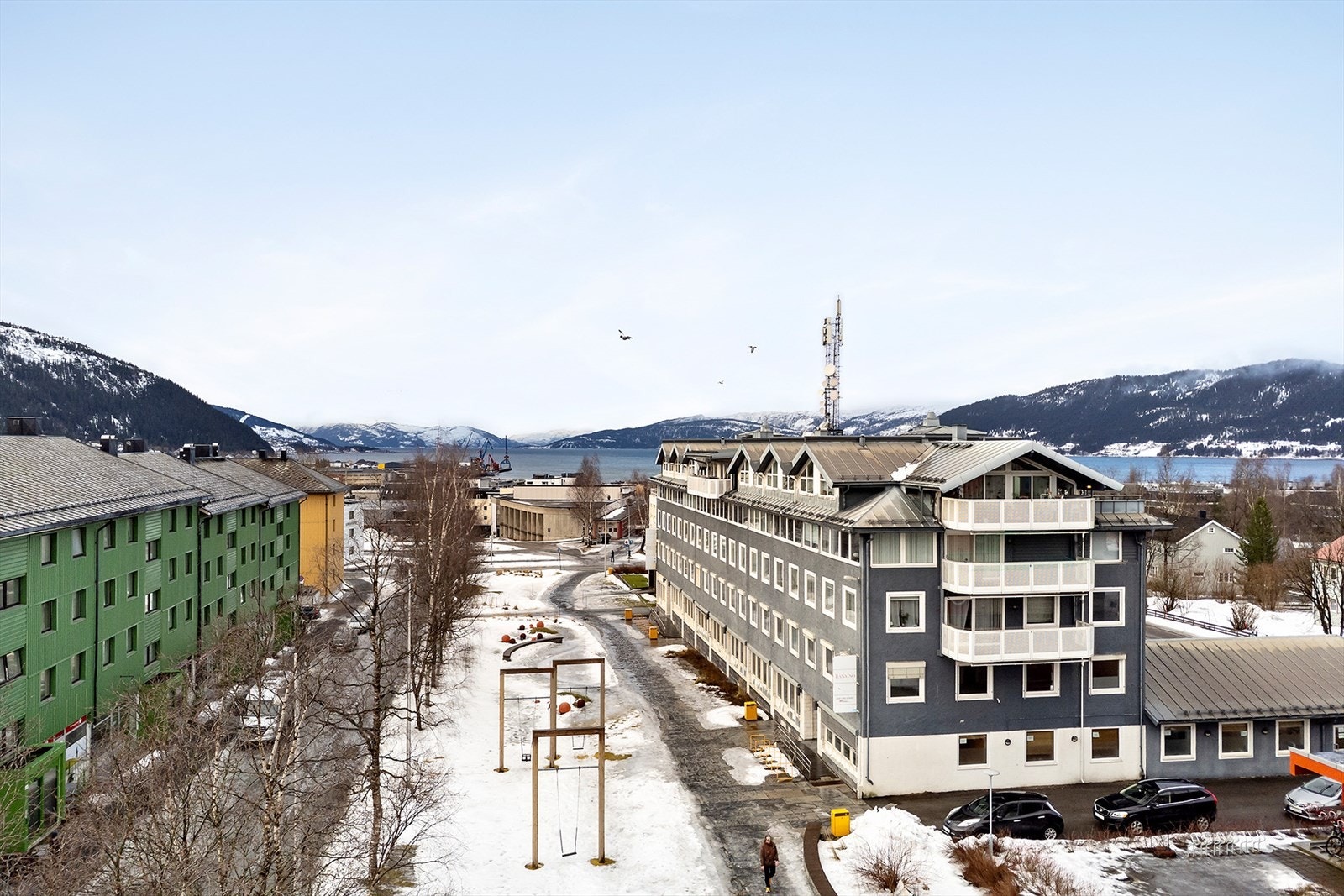 Her kan du sikre deg en sentral selveierleilighet i Furuholmgården. Med leiligheten medfølger parkeringsplass. Galleribilde