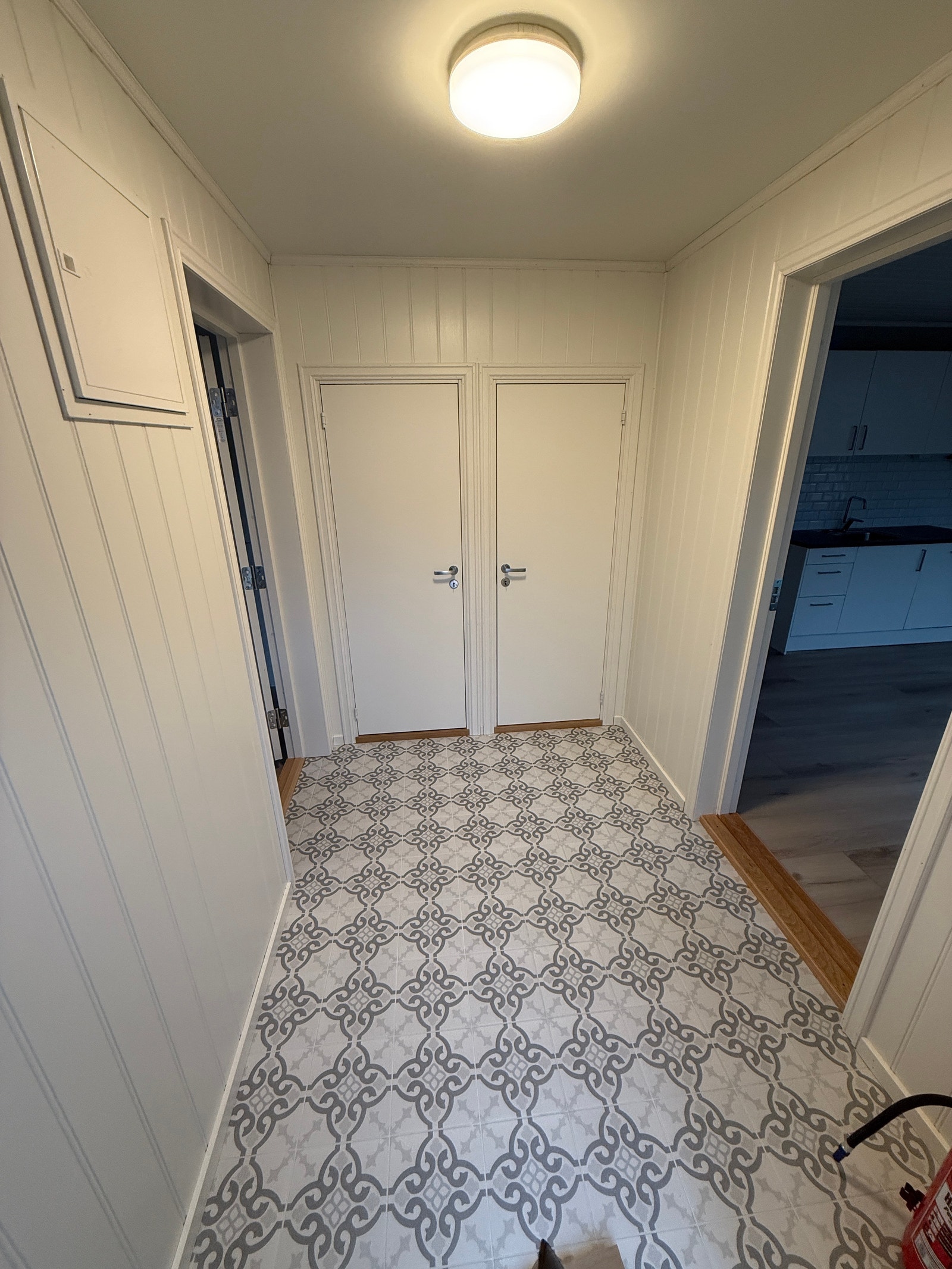 Felles inngang med 1 annen leilighet. Dørene rett frem er bod. Den venstre tilhører denne leiligheten. Galleribilde
