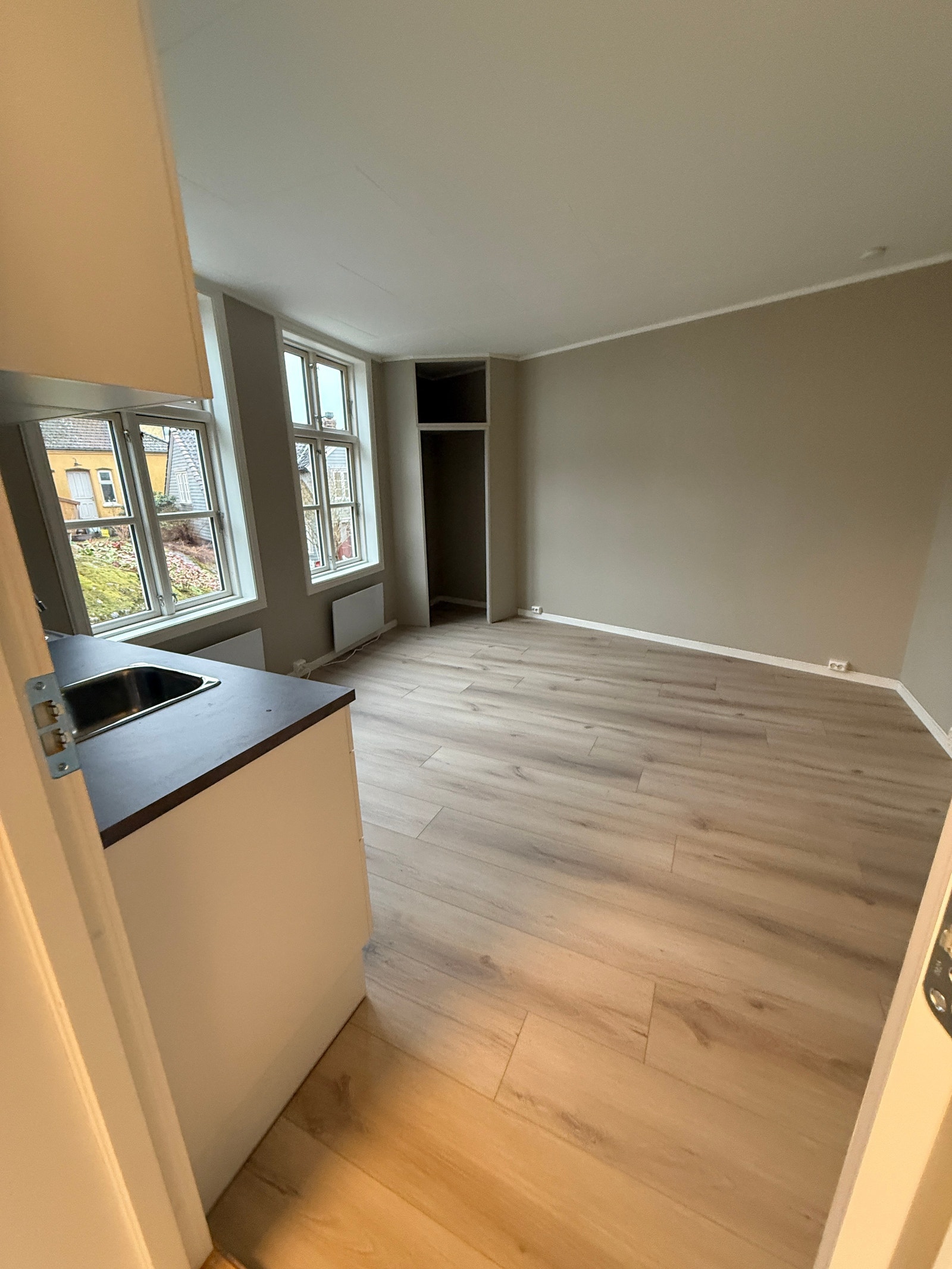 Store vinduer som gir godt lys. Galleribilde