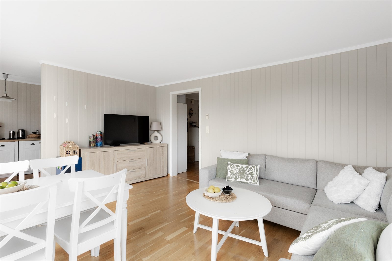 Utleidel: stue og kjøkken i delvis åpen løsning. Galleribilde