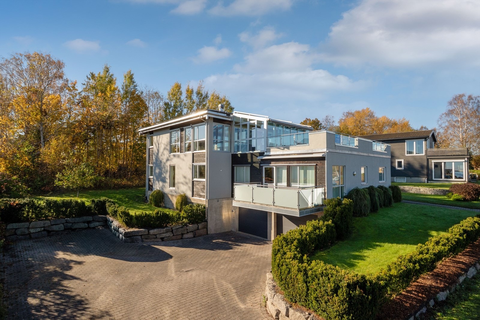 2 stk leddporter av lakkert stål/alu med automatisk åpner. Galleribilde