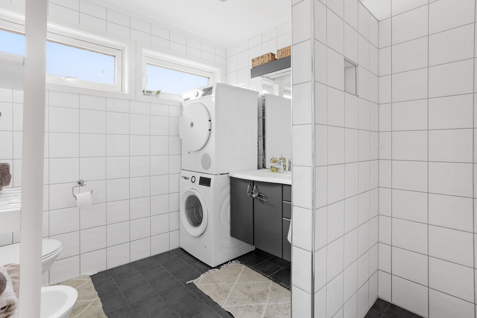 Utleiedel: badet er lyst og tidløst. Her er det opplegg til vaskemaskin og tørketrommel. Galleribilde