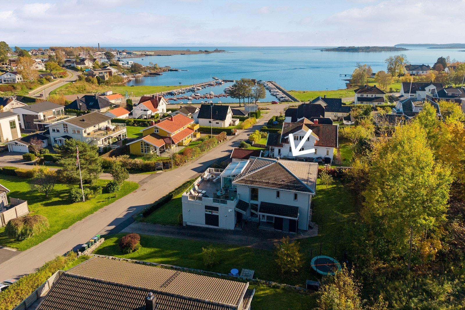 Eiendommen ligger idyllisk og barnevennlig til, med kort vei til barnehage og barneskole, strand og båtplass. Galleribilde