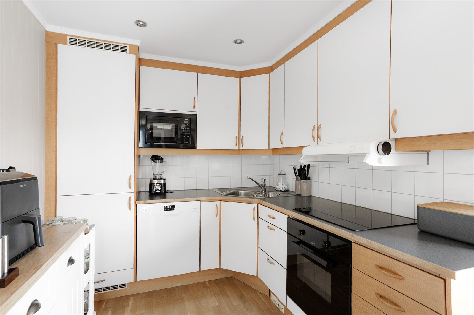 Utleiedel: Kjøkken med godt med skap- og benkeplass. Galleribilde