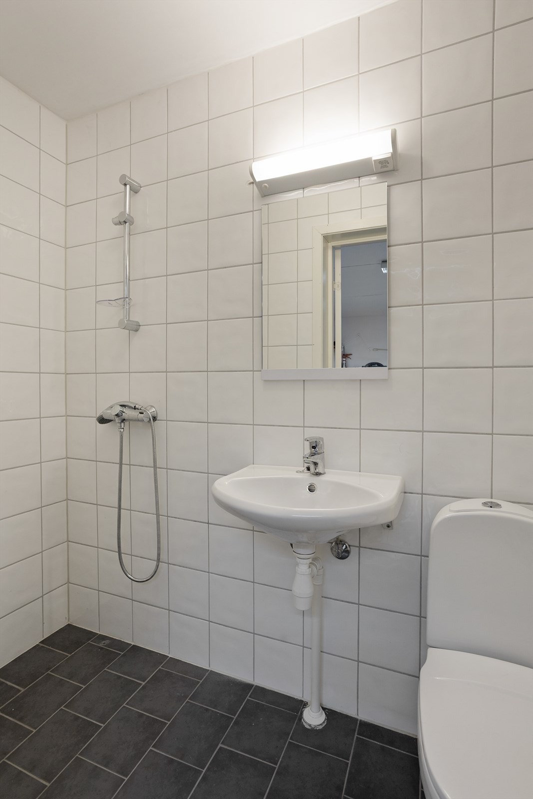 Hobbyrommet har direkte adkomst til et eget bad med dusj. Galleribilde