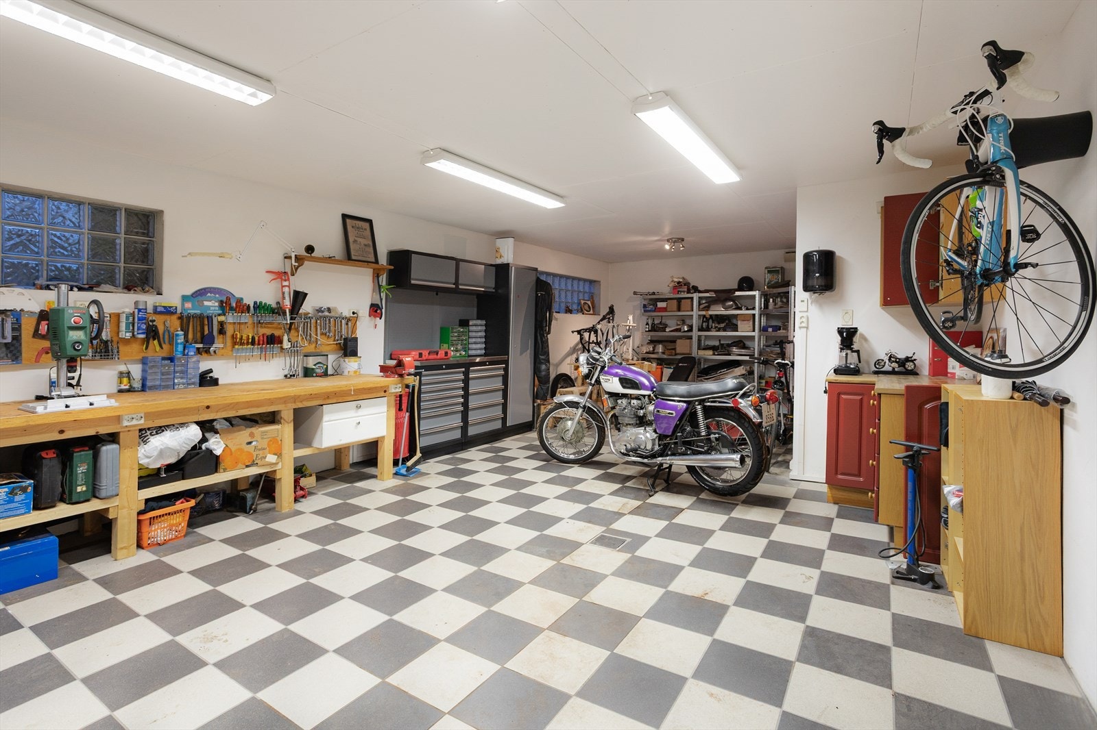 Hobbyrommet i kjelleren har direkte adkomst fra garasjen. Herfra er det også inngang til eget bad. Dette kan også brukes som feks ekstra stue/ ungdomsavdeling. Det er varme i gulv. Galleribilde