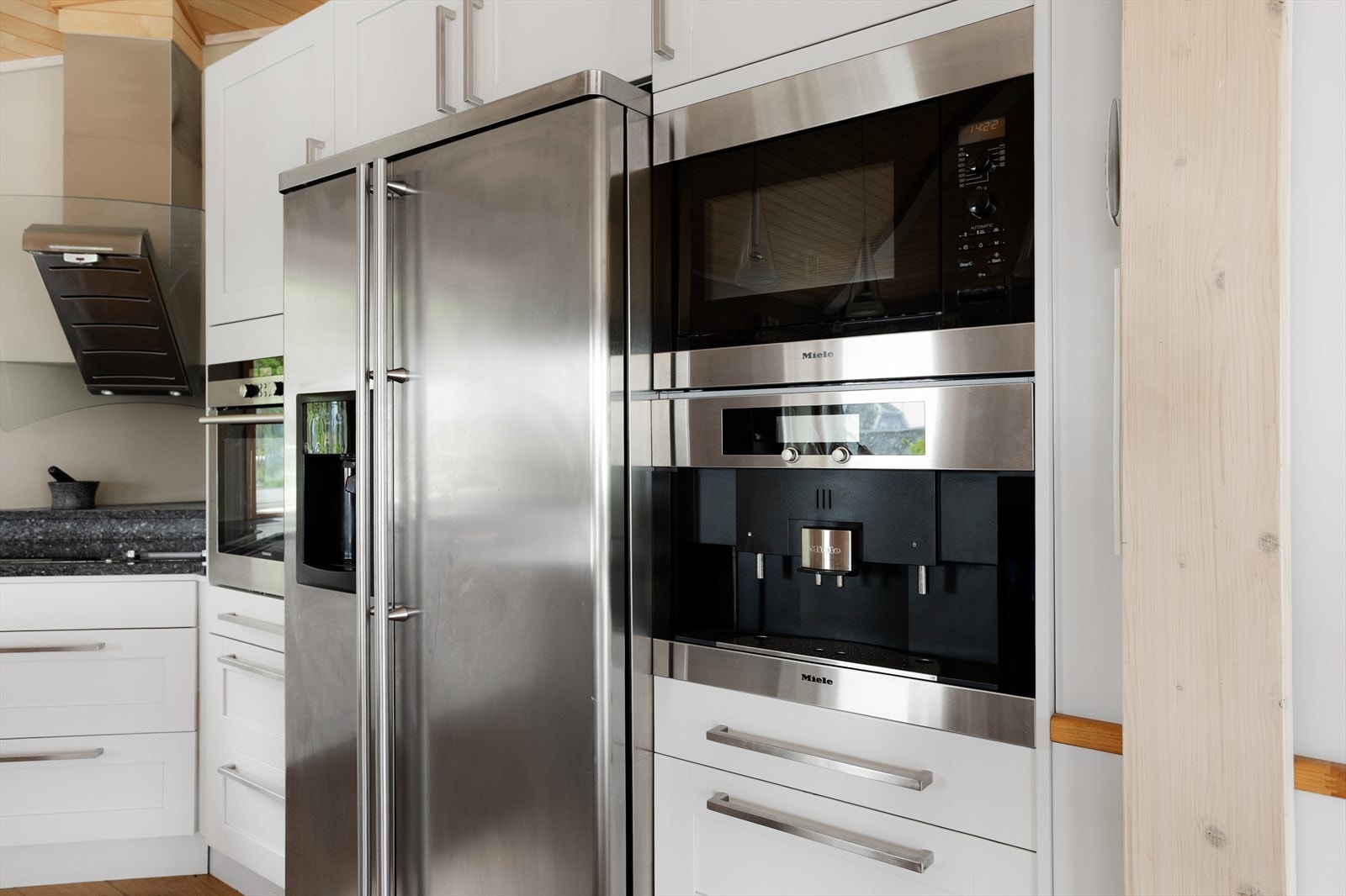 Integrerte hvitevarer som koketopp, varmeplate stekeovn, mikroovn og oppvaskmaskin medfølger handelen. Galleribilde