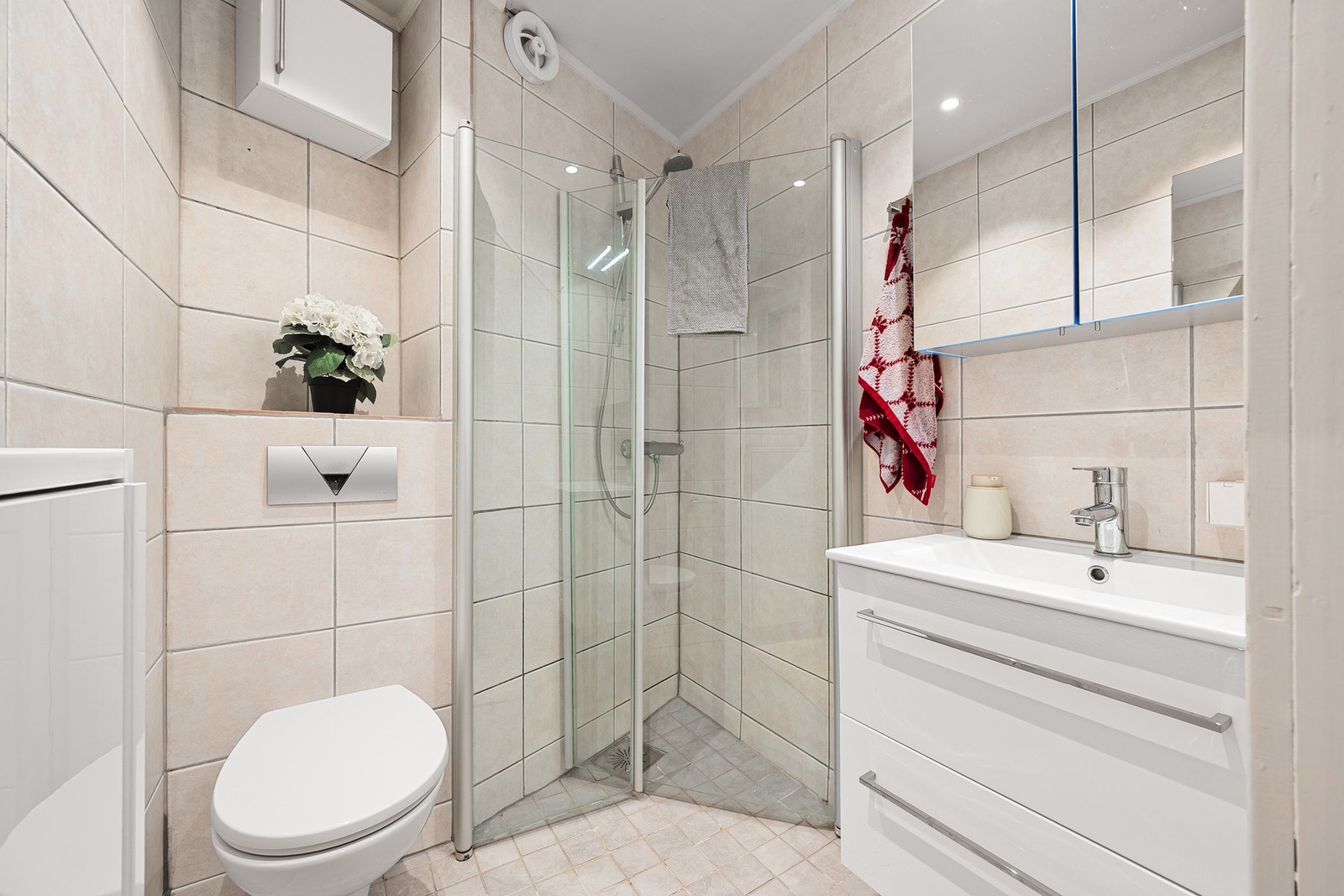 Tidløst flislagt baderom på 2,5 kvm. Galleribilde