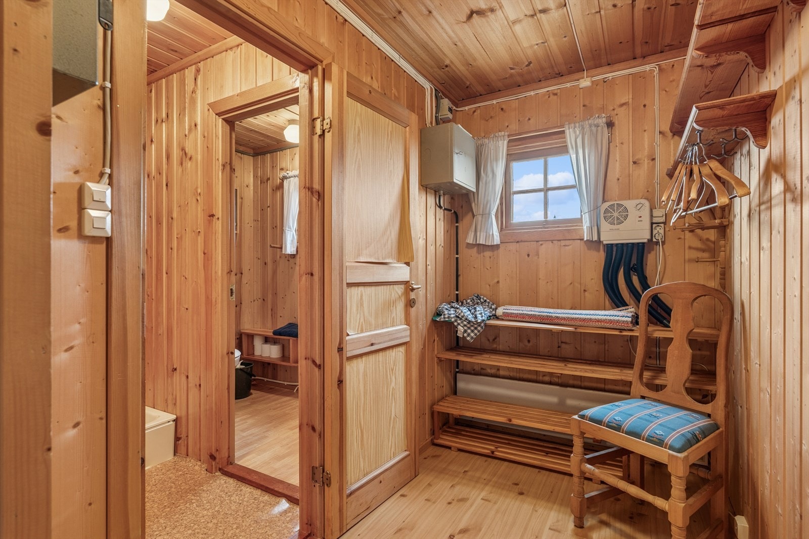 Velkommen inn i en praktisk entré med plass til oppbevaring av yttertøy. Galleribilde