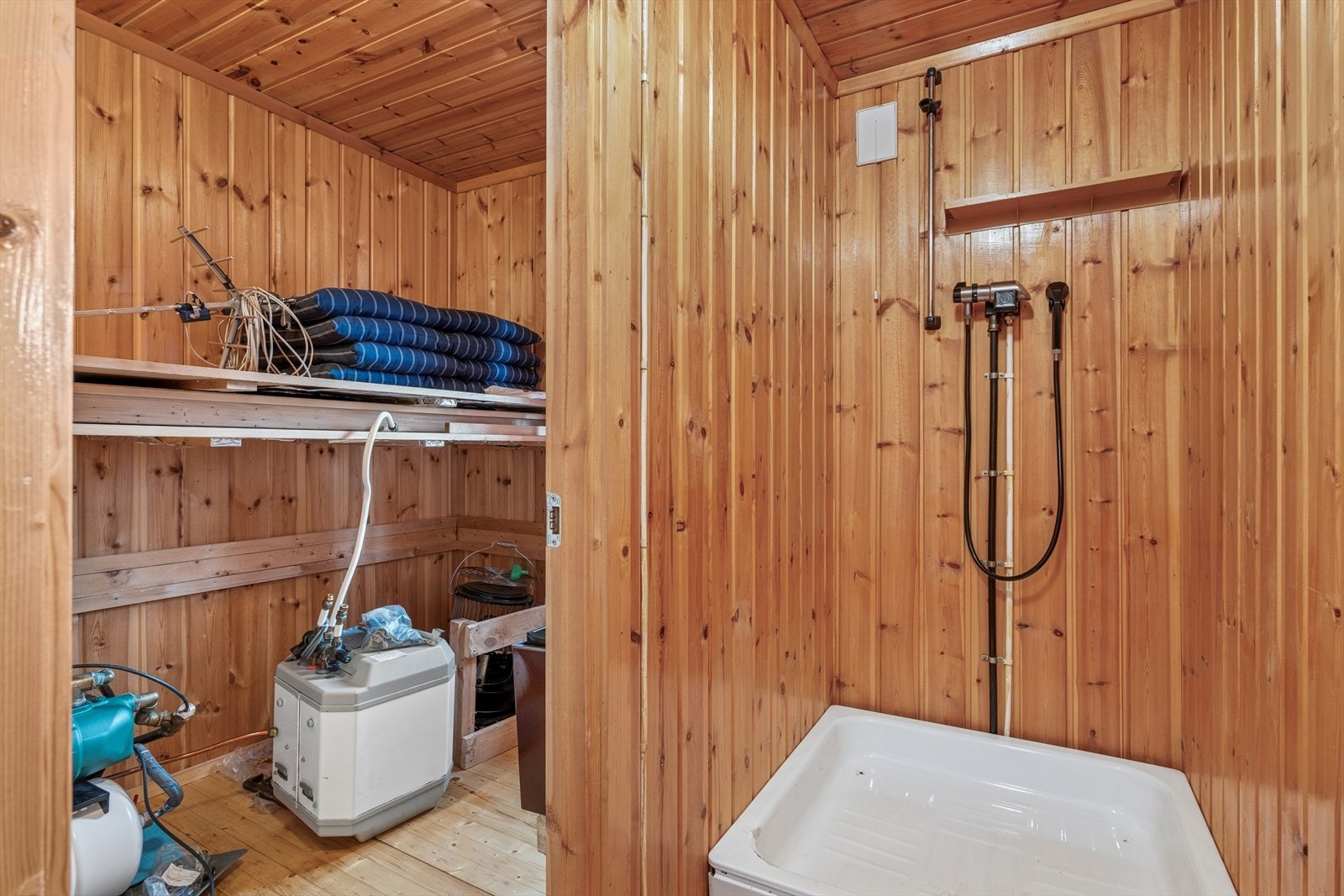 Dette rommet er innredet med dusjkar. Tilstandsrapporten fraråder videre bruk som våtrom uten oppgradering. Rommet er vurdert til TG3. Galleribilde