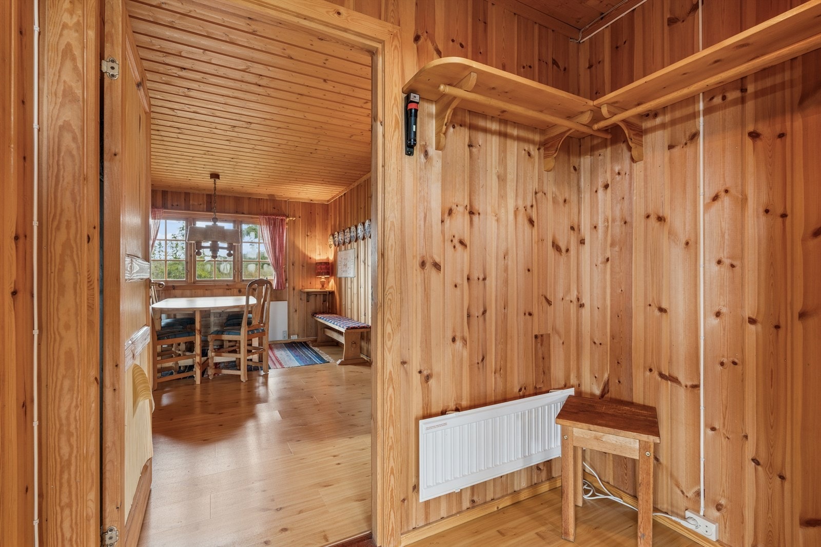 Fra entreen ledes du videre inn i hyttas fellesarealer. Galleribilde