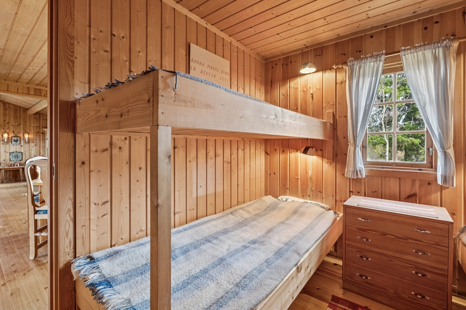 Begge soverommene har panel på vegger og i himling, samt vindu som gir dagslys. Galleribilde