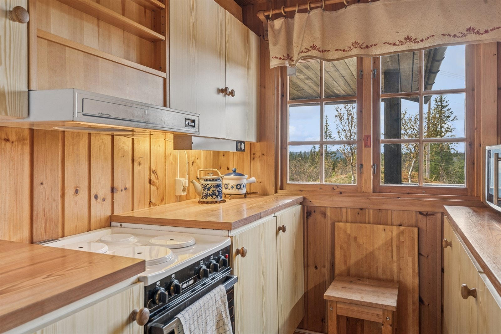 Det er installert kjøkkenventilator med avtrekk ut for effektiv utlufting under matlaging. Galleribilde