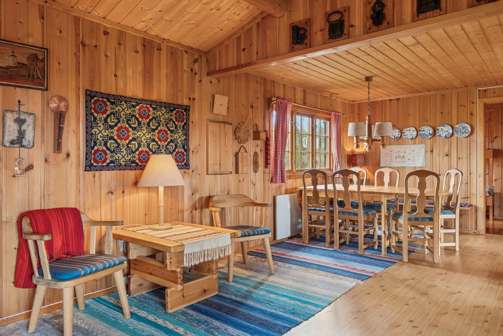 Den åpne planløsningen skaper en god flyt mellom de ulike sonene i oppholdsrommet. Galleribilde