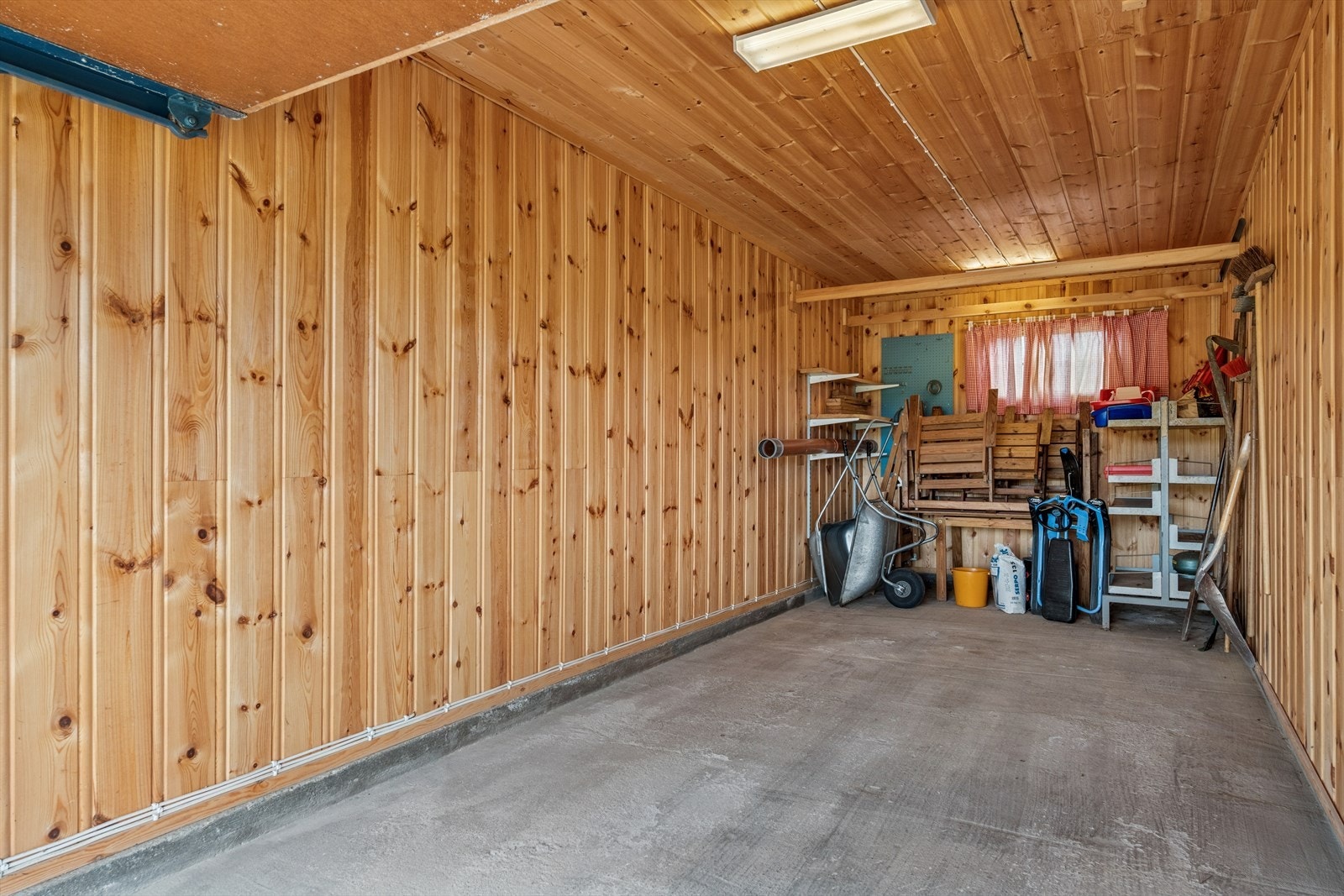 Garasjen i annekset har plass til én bil og er utstyrt med vippeport i tre. Galleribilde