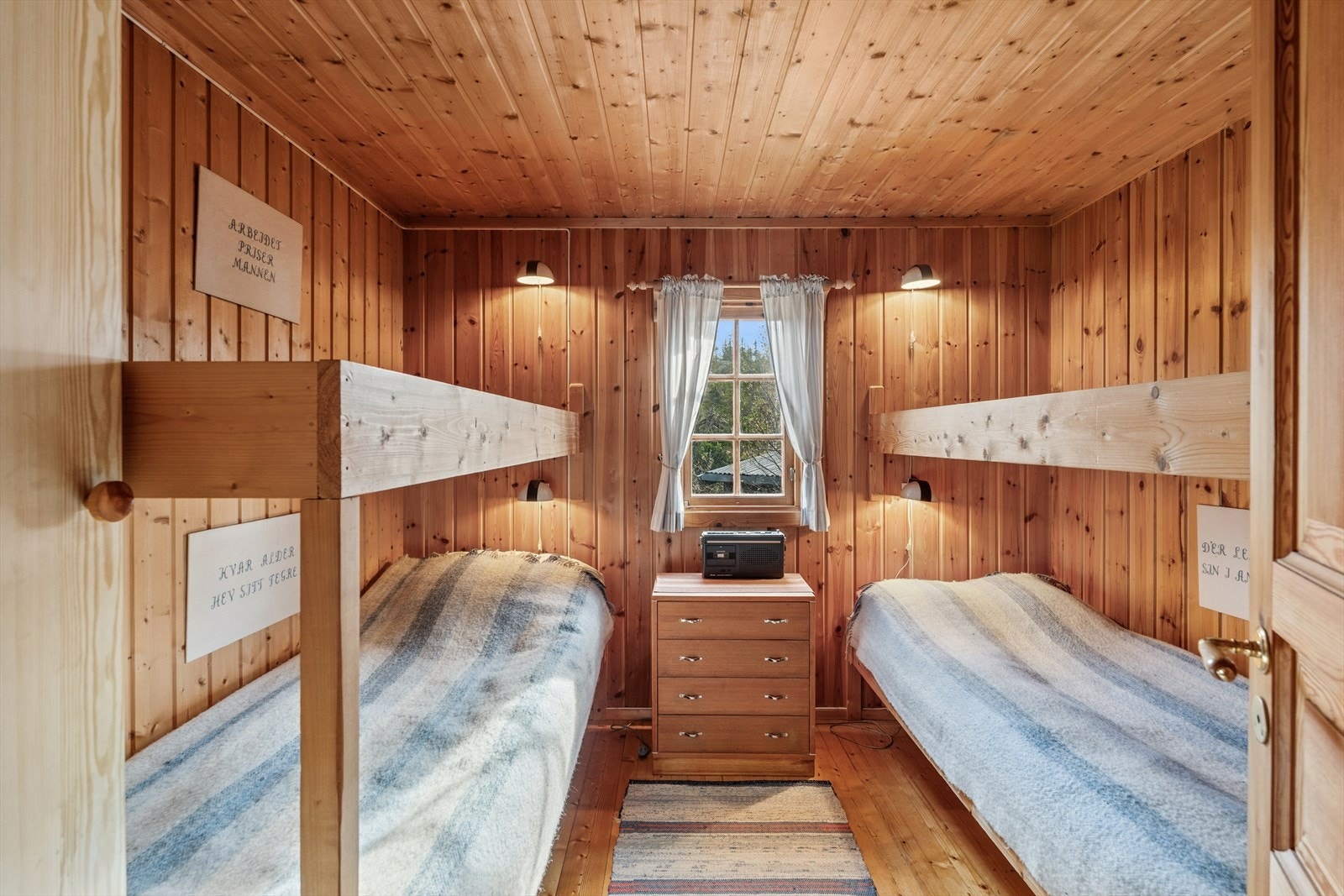 Også det andre soverommet har praktiske køyesenger som gir flere soveplasser. Galleribilde