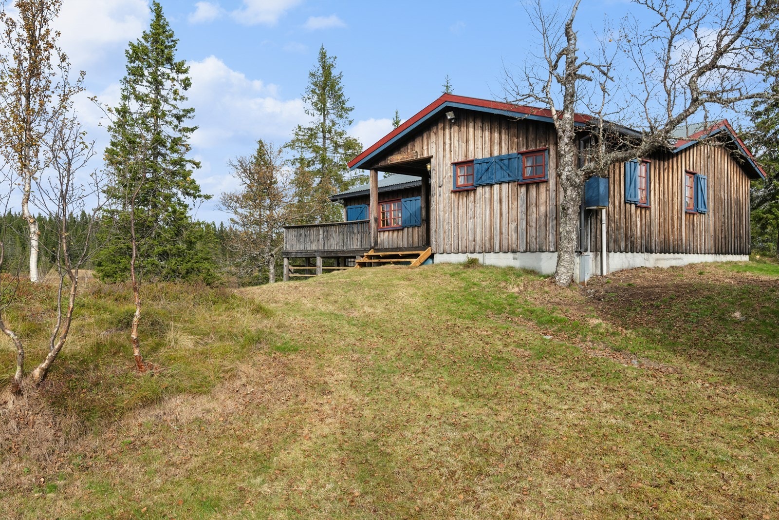 Eiendommen ligger usjenert til i terrenget med gruset adkomst og parkering på tomten. Galleribilde