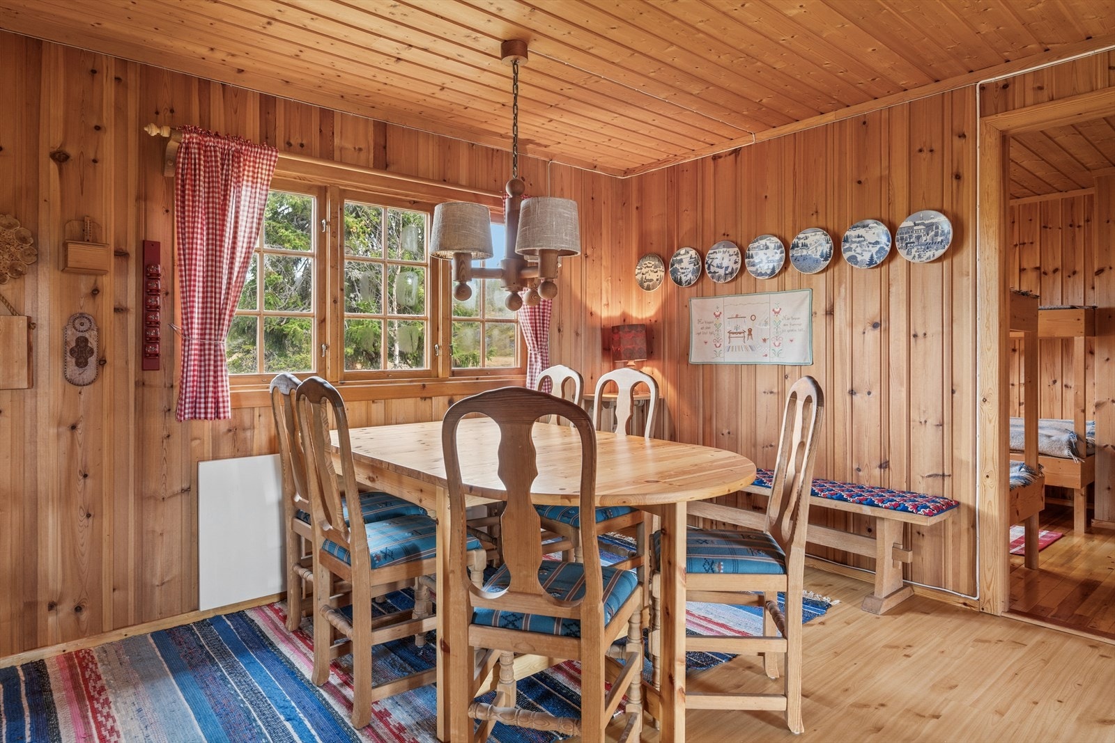 Spisedelen har god plass for felles måltider og ligger i direkte tilknytning til stuen. Galleribilde