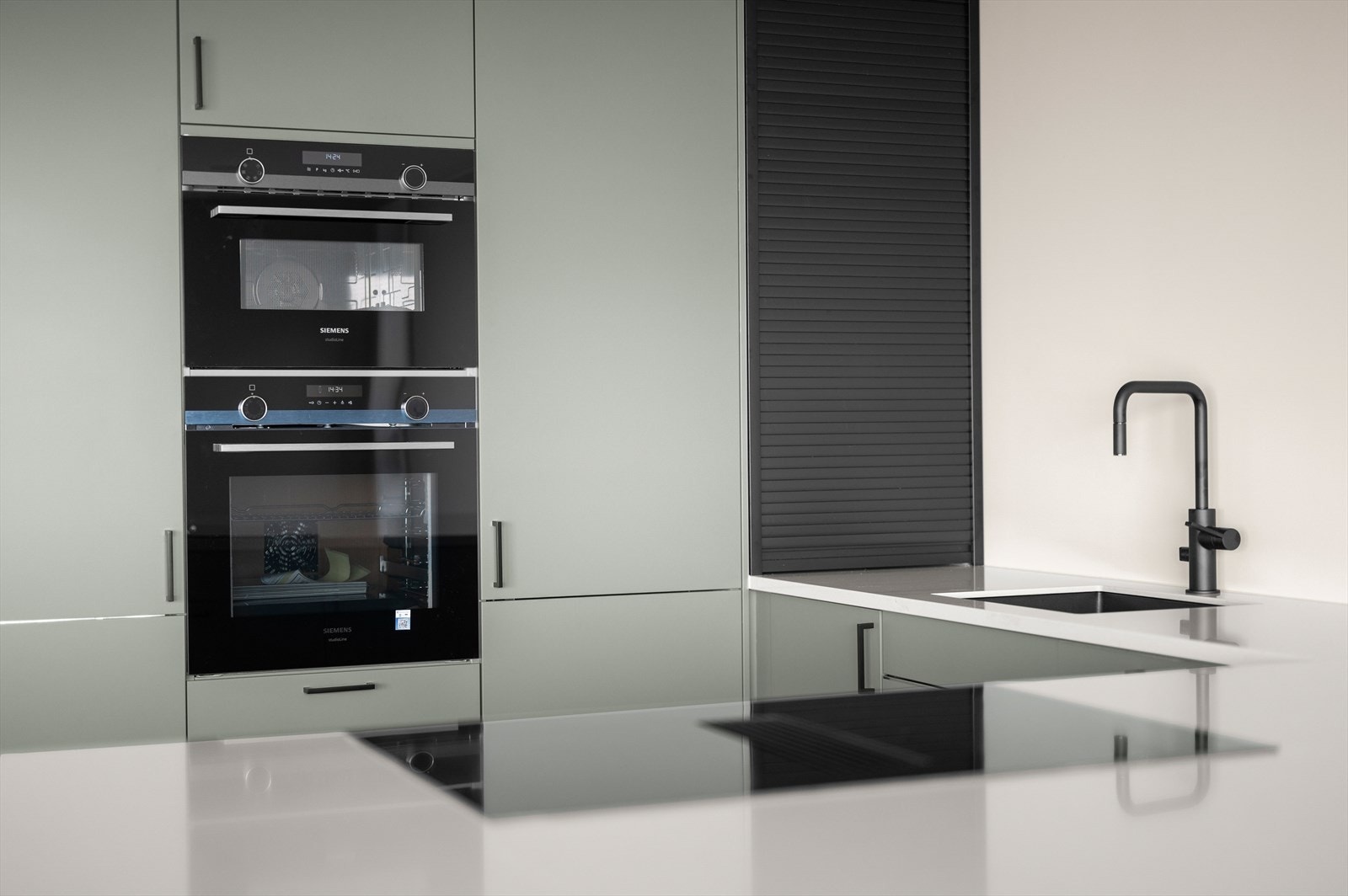 Av integrerte hvitevarer medfølger det helt kjøleskap, helt fryseskap, stekeovn, kombi stek/mikro, oppvaskmaskin med bestikkskuffe og 2-soners vinskap Galleribilde