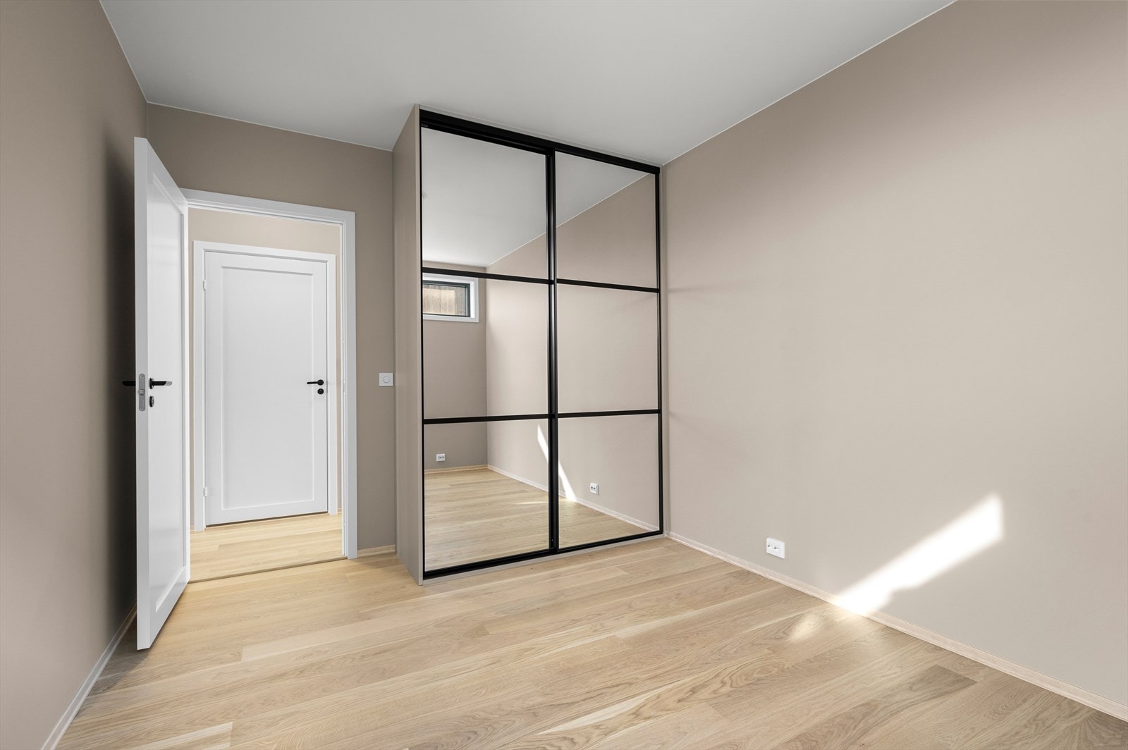 Soverom med skyvedørsgarderobe Galleribilde